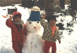 清田さんの故郷にて雪だるまを作る風景